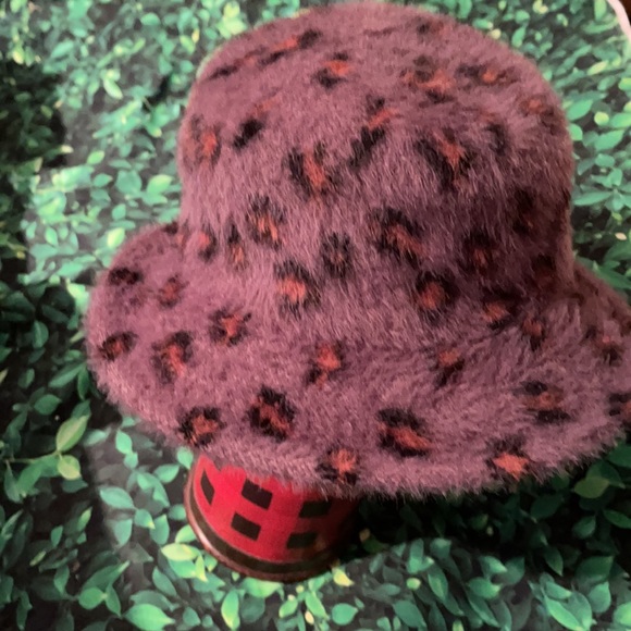 NWT- FAUX CASHMERE LEOPARD PATTERN HAT ( BRN/BLK/ORANGE/MOCHA BACKGROUND - Picture 5 of 8